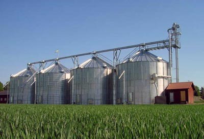 Silvriga silos på rad