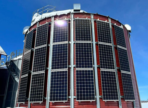 Solpaneler på en silo